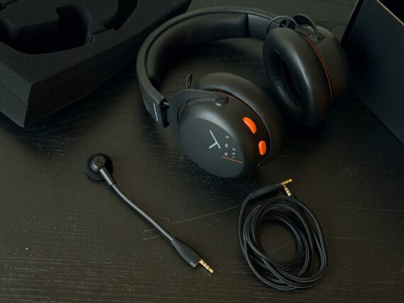 beyerdynamic MMX 100 耳機與配件照片 2 beyerdynamic MMX 100 黑色耳機、麥克風與線材配件