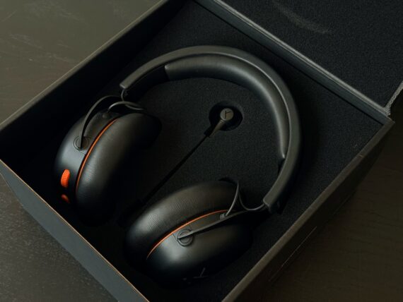 beyerdynamic MMX 100 耳機包裝照片 3 beyerdynamic MMX 100 黑色耳機置於原廠包裝內
