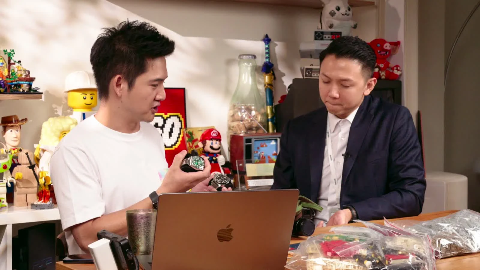 安森拿著手錶與 Jeff 討論收藏的紀念意義