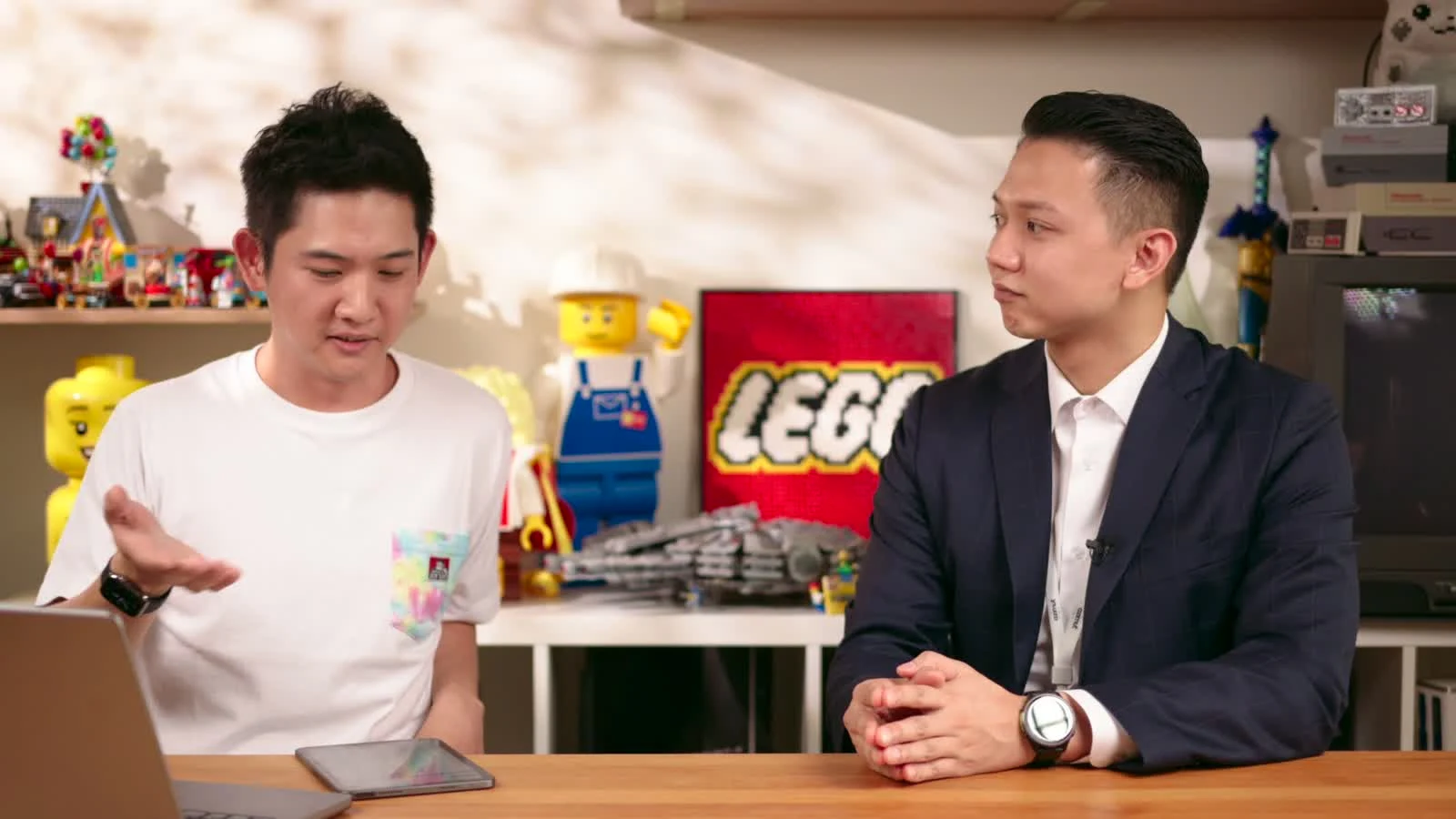 安森與 Jeff 在工作室討論樂高收藏與價格