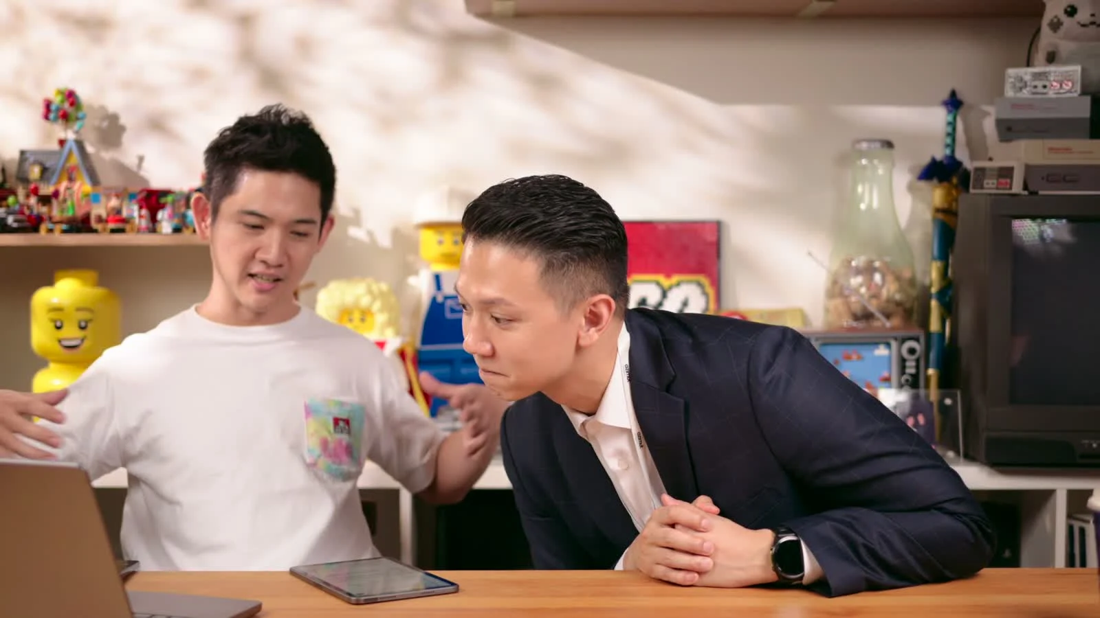 安森與 Jeff 對照螢幕討論千年鷹號交易