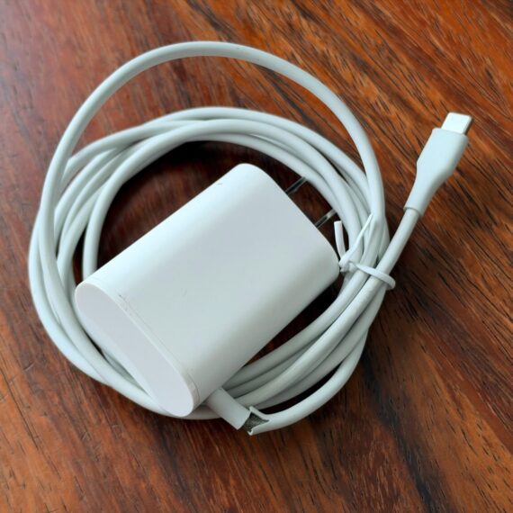 Google Wifi NLS-1304-25 USB-C 電源線裂損 Google Wifi NLS-1304-25 原廠 USB-C 電源供應器線材外皮裂損特寫
