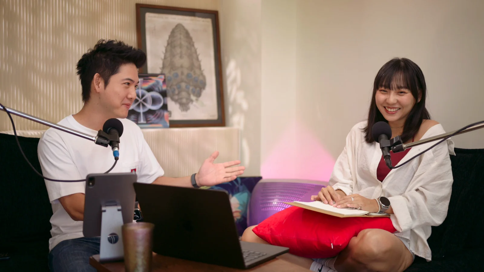 安森與迷途艾比坐在錄音室對談,艾比笑著回應安森的提問